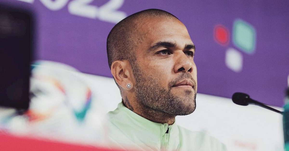 Jogador Daniel Alves é acusado por compositores de violar direitos autorais