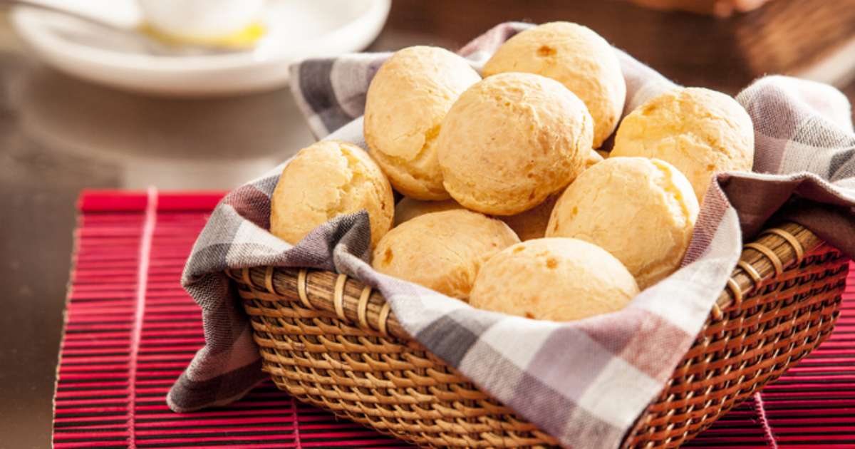 Receita de pão de queijo simples, caseira e tradicional