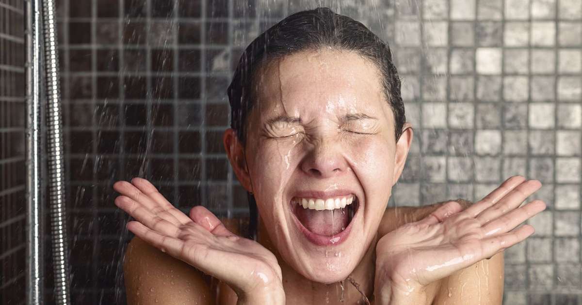 Banho quente no frio faz mal? Especialista explica