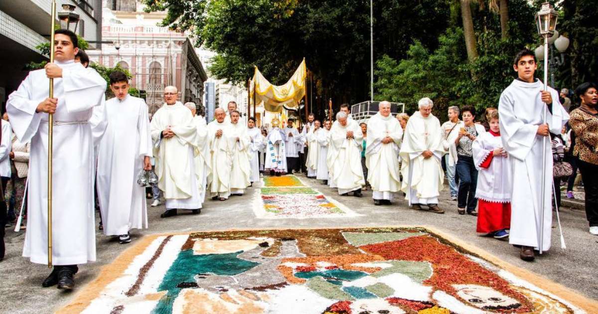 Qual é a origem do feriado de Corpus Christi?
