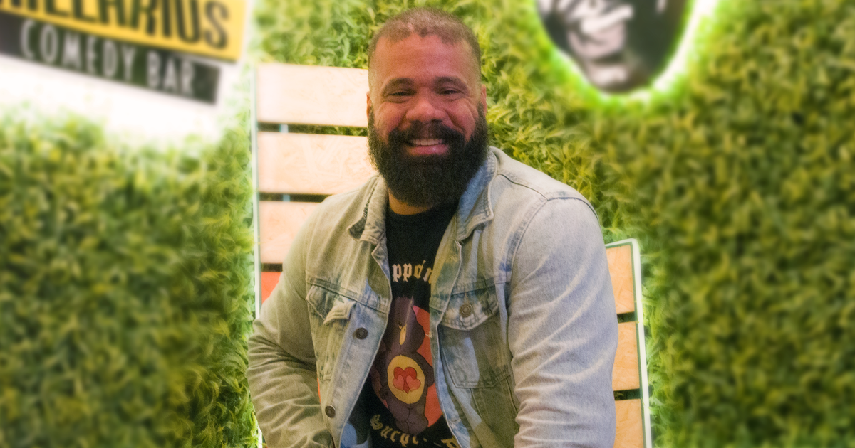 “Portas se fecharam, mas assumir que sou gay foi libertador”, declarou comediante Júnior Chicó