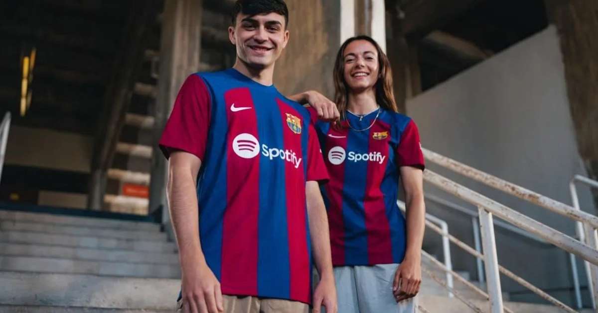 Barcelona apresenta novo uniforme para temporada 23/24