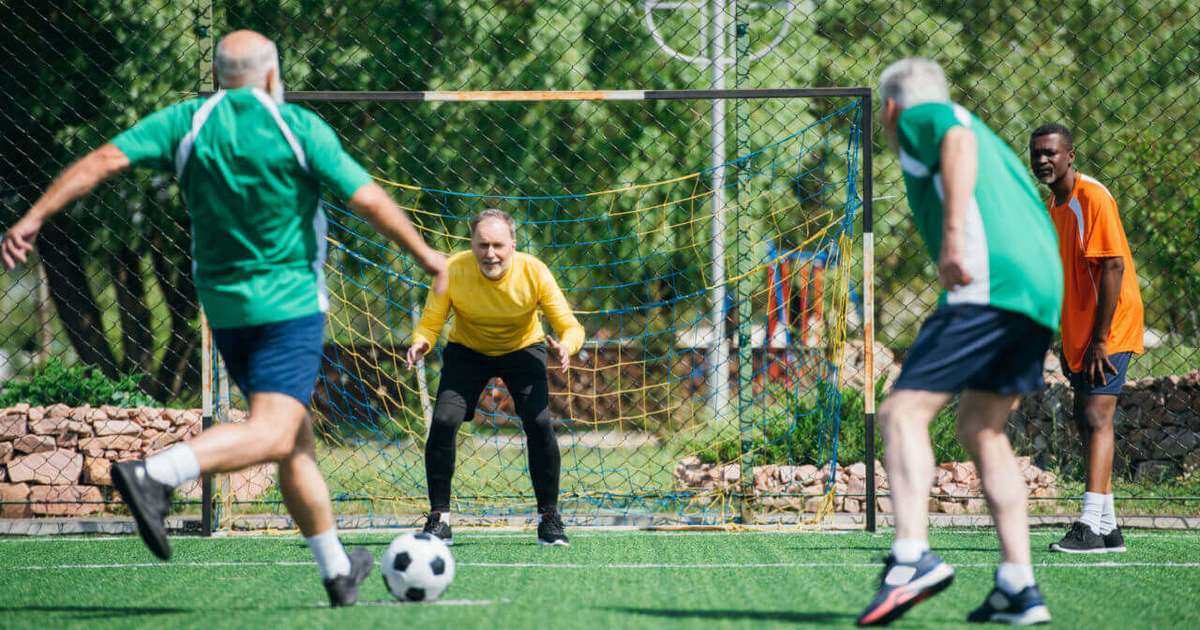 Futebol de fim de semana emagrece? Riscos e benefícios