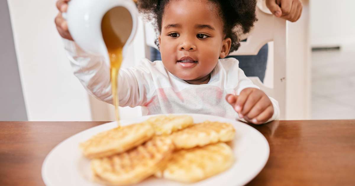 Por que bebês não podem comer mel? Pediatra explica