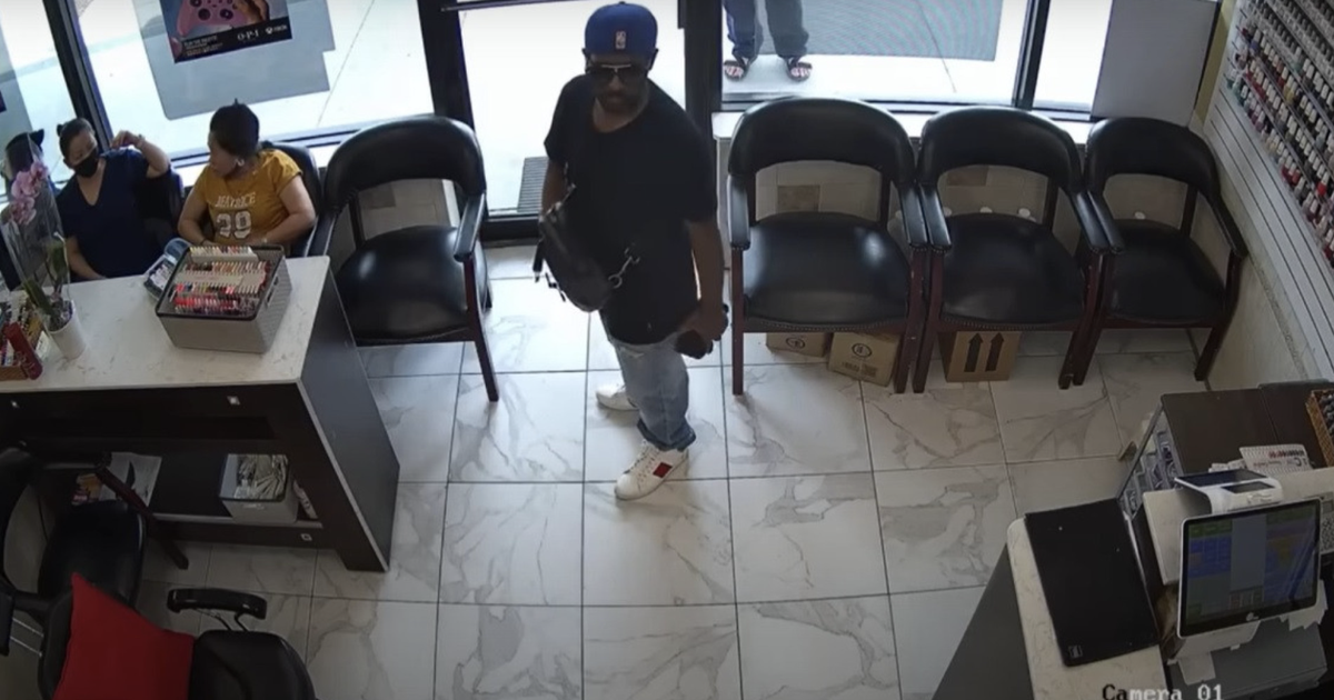 After being shunned by customers and employees, the man gives up robbing a beauty salon in America;  Video