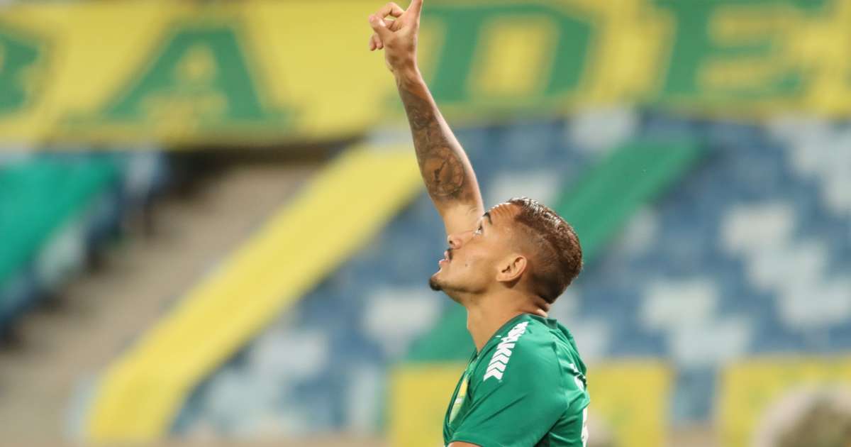 
Promessa do Palmeiras chega em BH para assinar com Cruzeiro
