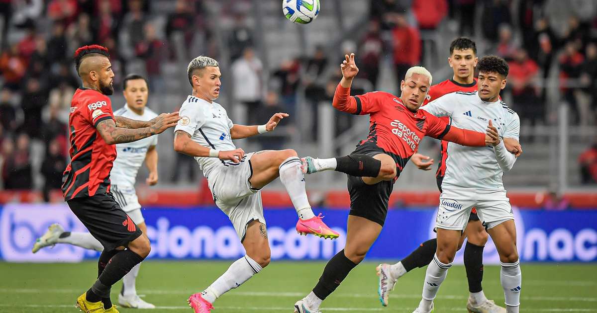 
Com muita emoção, Athletico e Cruzeiro ficam no empate pelo Brasileirão
