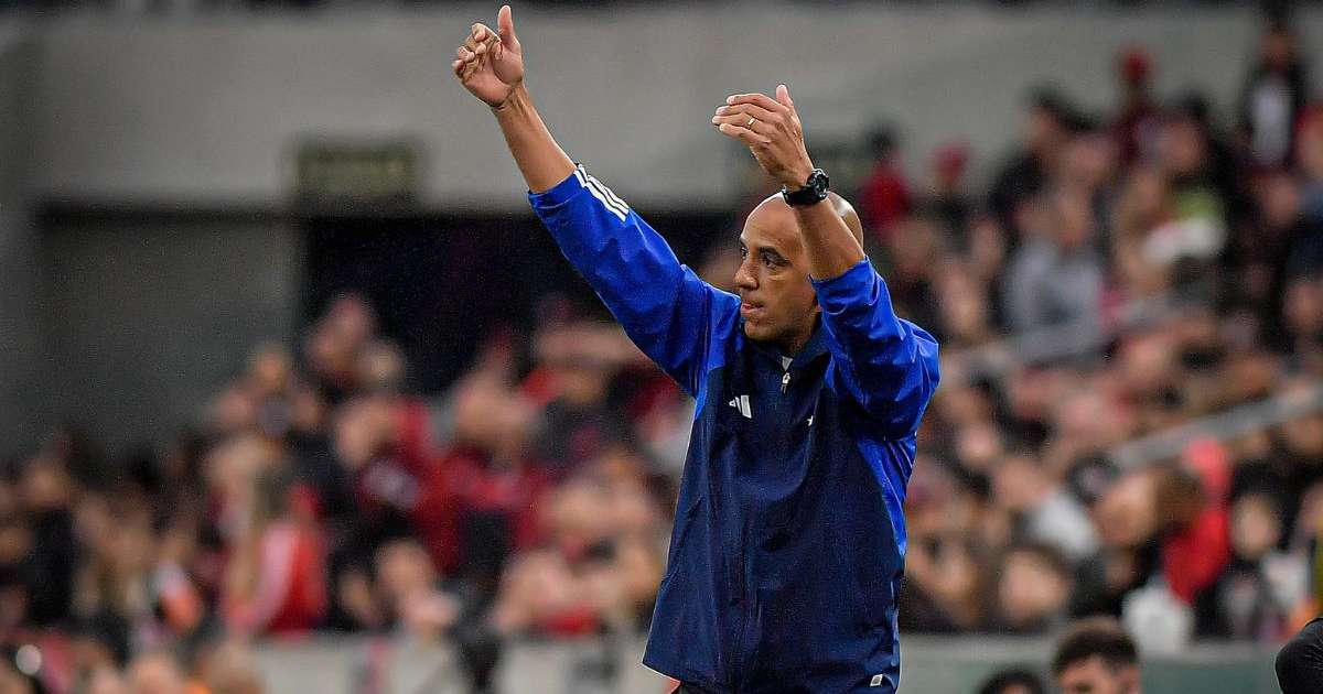 
Pepa exalta desempenho do Cruzeiro e critica arbitragem após empate na Ligga Arena
