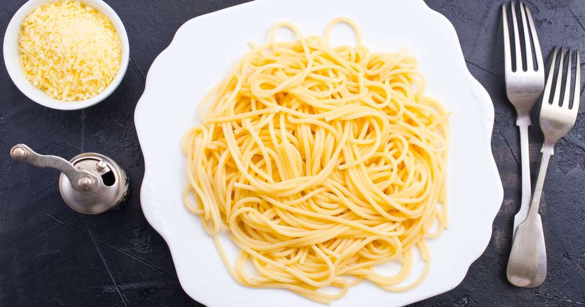 Jovem morre após comer macarrão "guardado" por 5 dias fora da geladeira