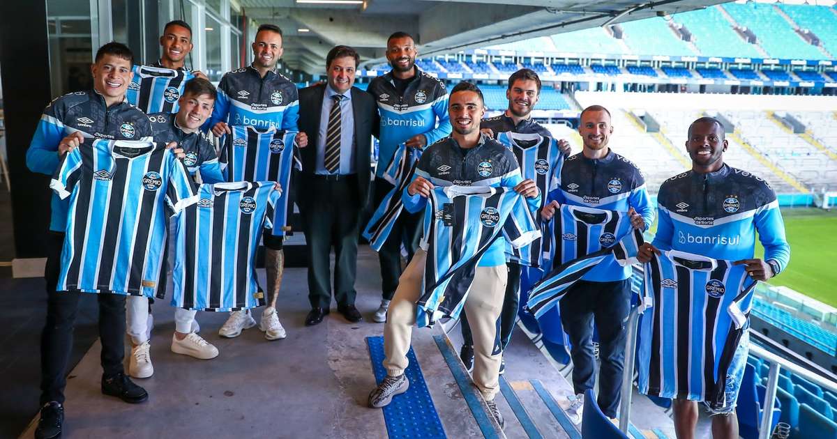 
Jogadores do Grêmio fazem tour pela Arena e conhecem história do clube
