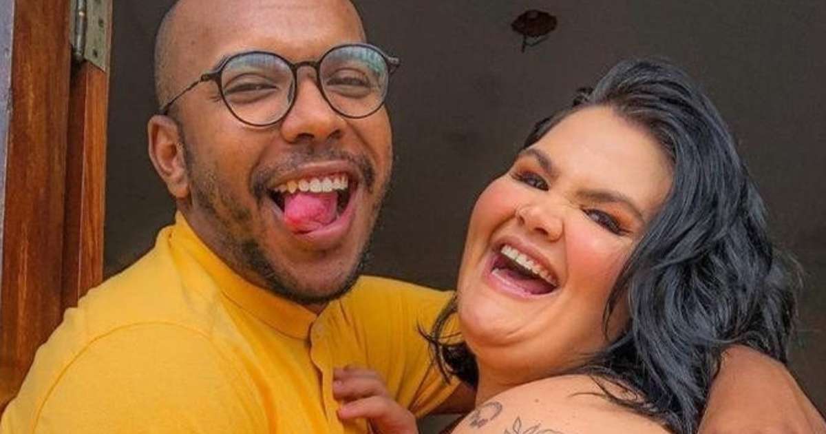 Thais Carla choca a web ao posar completamente nua com o marido em banheiro