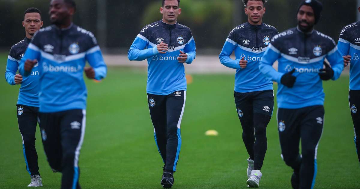 
Meia do Grêmio é novidade no treino e zagueiro titular segue de fora
