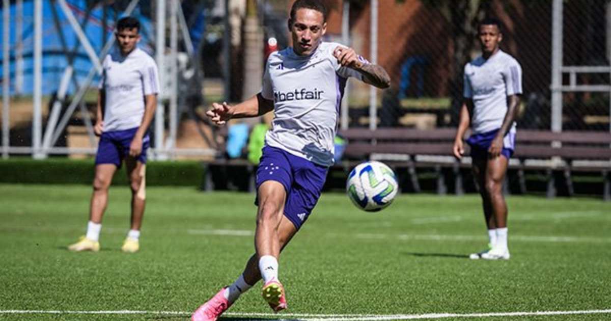 
De olho no Palmeiras, Pepa dirige treino do Cruzeiro em campo sintético
