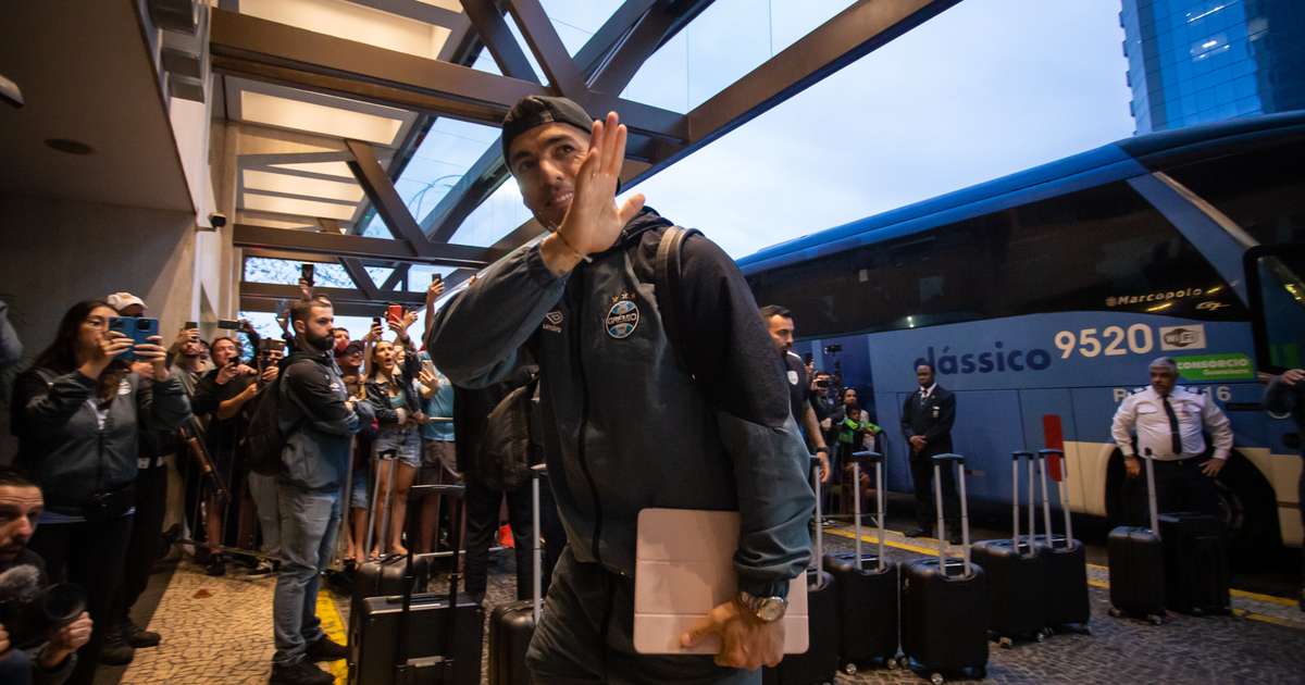 
Torcida do Grêmio recepciona elenco em chegada ao Rio de Janeiro para jogo com Flamengo
