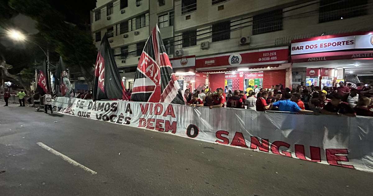
Torcida do Flamengo protesta no Maracanã antes de jogo decisivo pela Copa do Brasil
