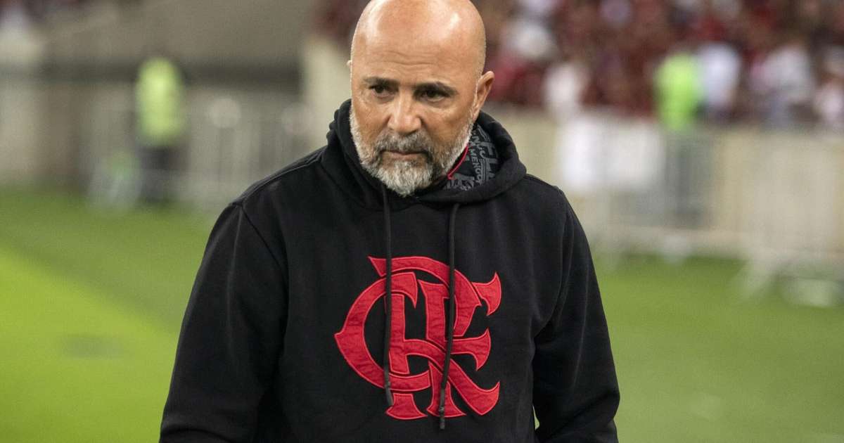 
Escalação do Flamengo: time titular contra o Grêmio tem Varela, Gerson e peça surpresa
