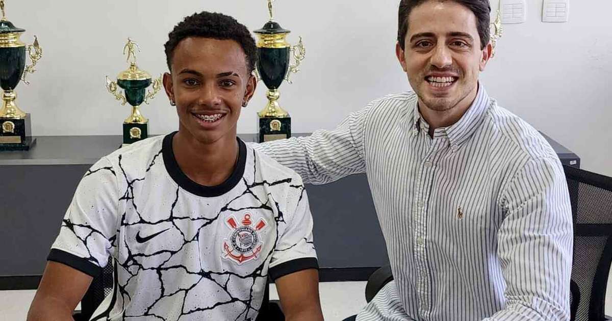 
Com multa milionária, volantes assinam primeiro contrato profissional com o Corinthians
