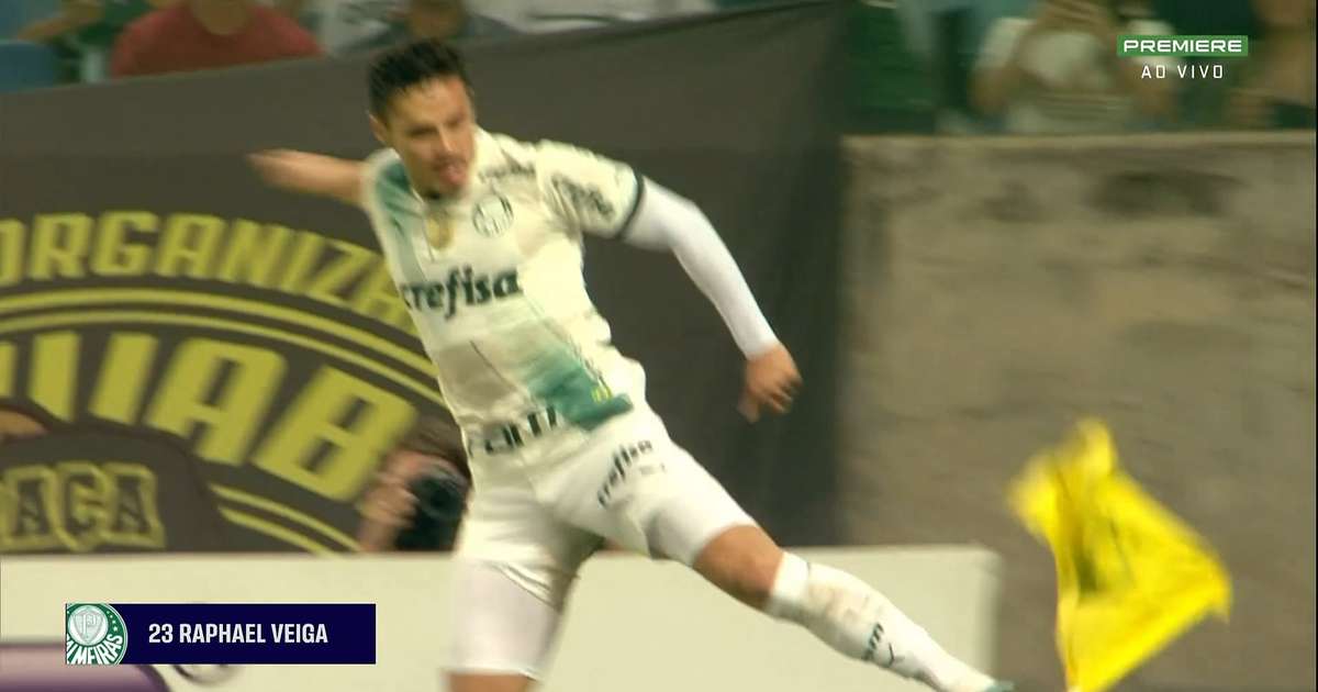 
Palmeirense Veiga reclama de cartão amarelo em comemoração de gol contra Cuiabá após chute na bandeira
