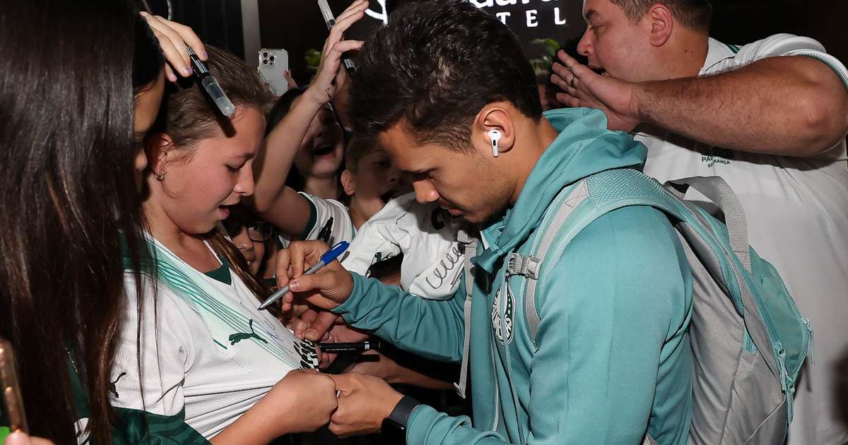
Palmeiras recebe carinho de torcedores na chegada a Cuiabá para jogo do Brasileiro
