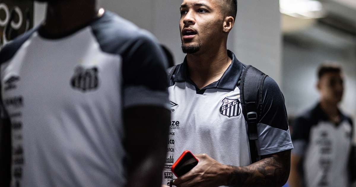 
Aguirre escala Santos com novidades para enfrentar o Grêmio; veja escalações
