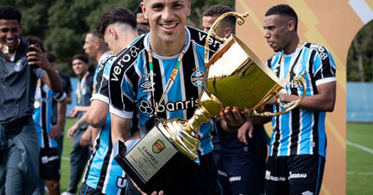 
Capitão, João Ramos festeja título gaúcho sub-20 pelo Grêmio: Fizemos história
