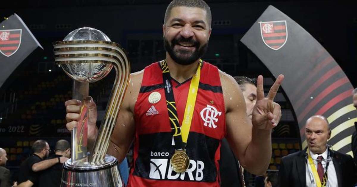 
Ídolo no basquete, Olivinha faz pedido ao time de futebol do Fla
