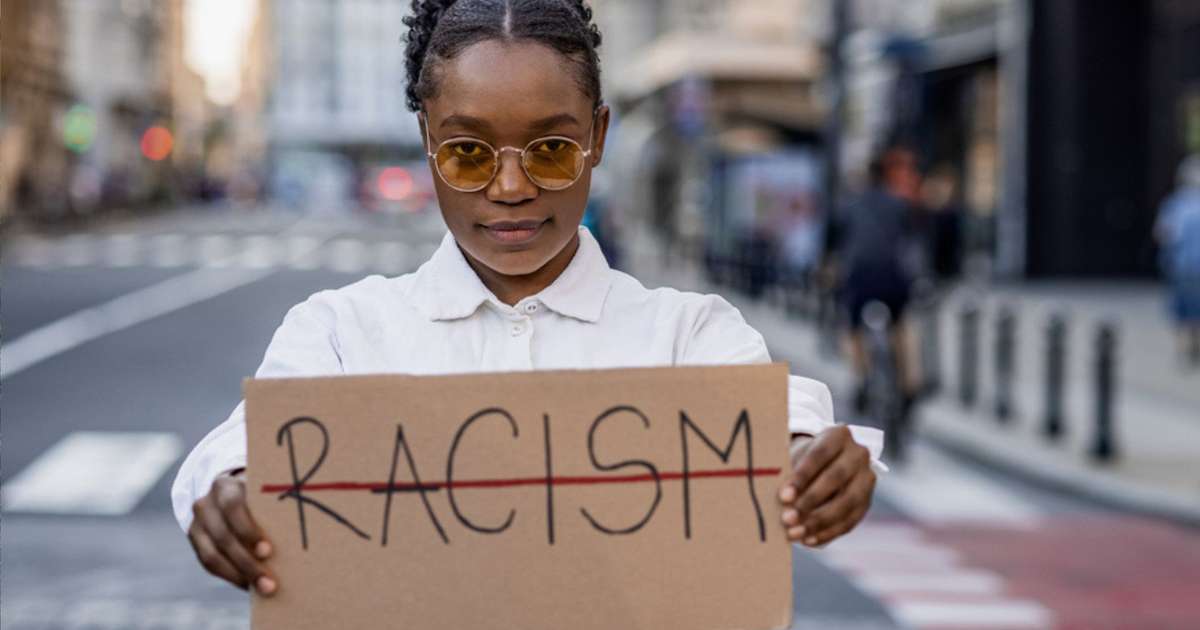 Por que denegrir é um termo racista