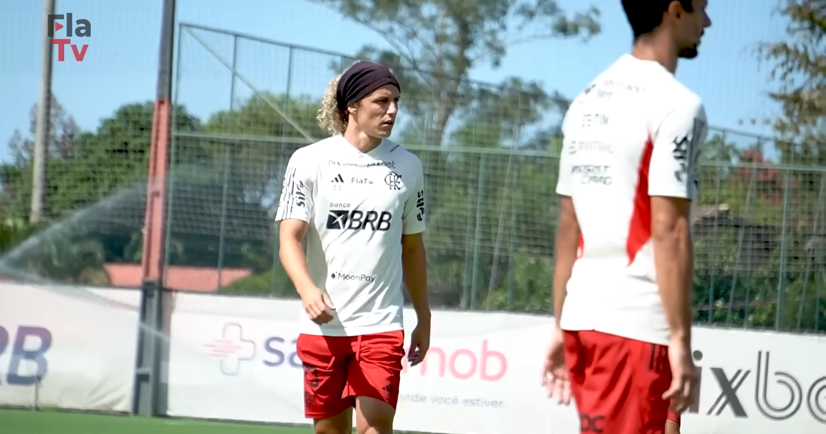 
David Luiz e Léo Pereira treinam com o elenco em reapresentação
