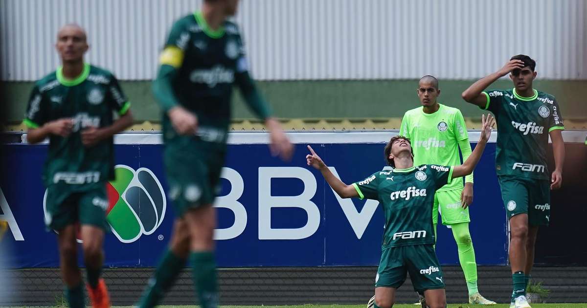 
Palmeiras goleia o Atlético de Madrid em torneio sub-17 no México, e goleiro comemora: 