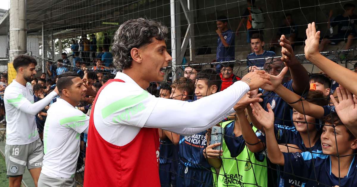 
Antes de duelo contra Deportivo Pereira, Ríos é tietado por jovens colombianos em treino do Palmeiras
