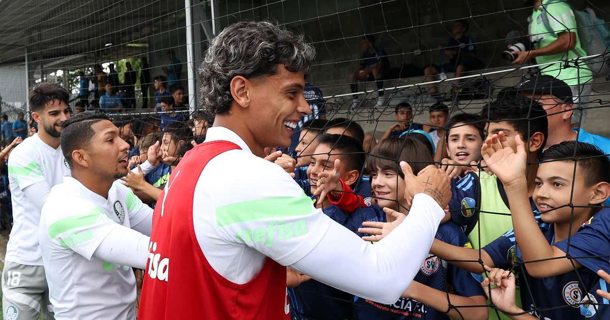 
Richard Rios visita a Colômbia pela primeira vez como profissional e pede humildade ao Palmeiras
