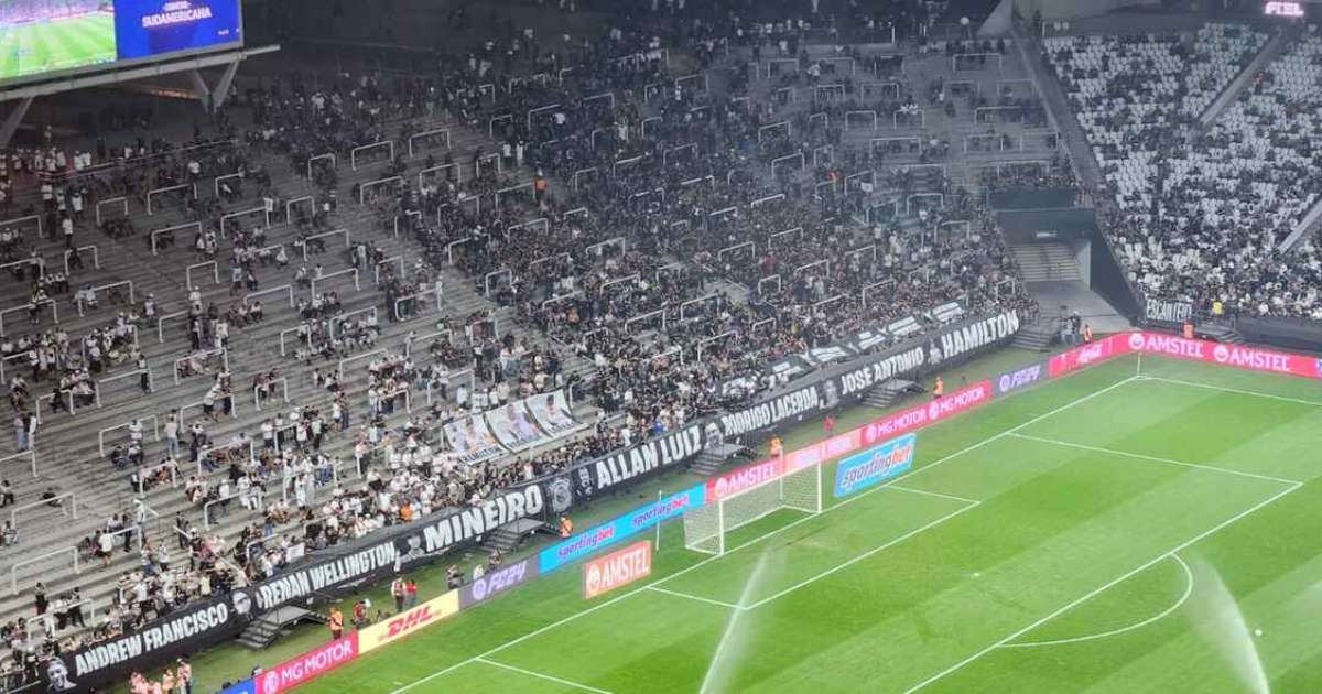 
Silêncio, faixas e bexigas: Corinthians presta homenagens às vítimas de acidente de ônibus em Belo Horizonte
