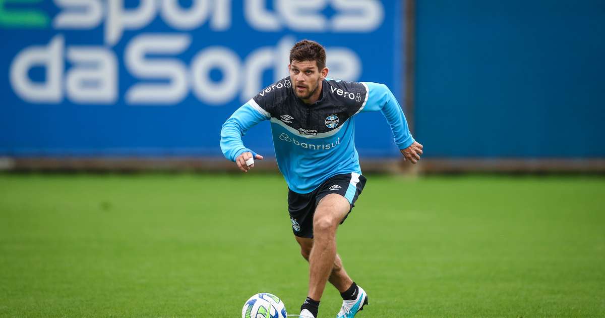 
Zagueiros titulares retornam e Renato considera voltar a utilizar esquema com três defensores
