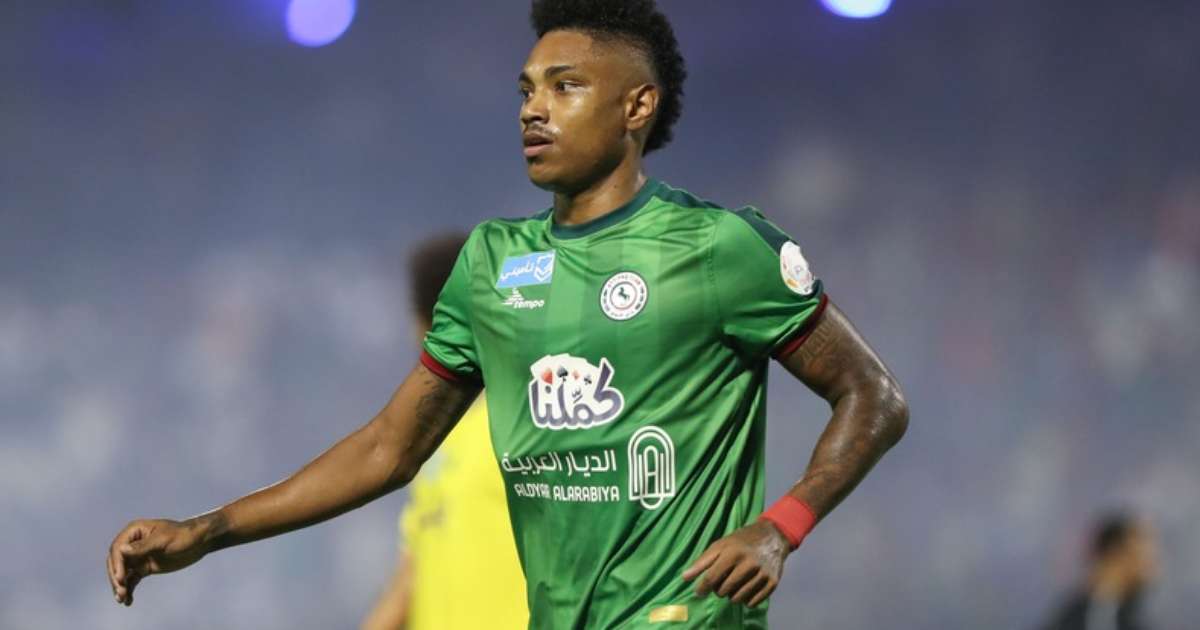 
Vitinho marca lindo gol de falta na Arábia Saudita
