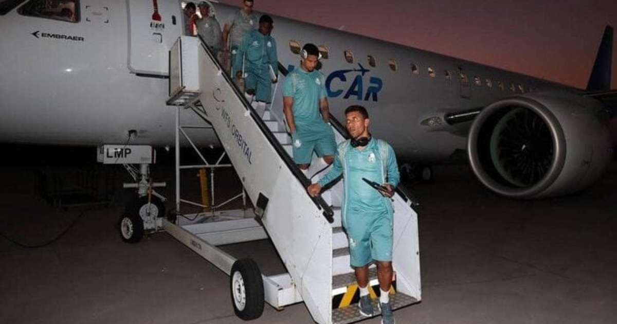
Palmeiras, enfim, desembarca no Brasil após problema técnico em avião de Leila Pereira
