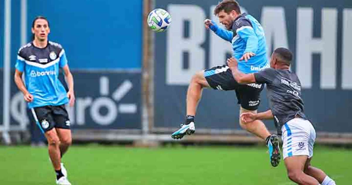 
Renato esboça Grêmio com três volantes e retorno de dupla icônica
