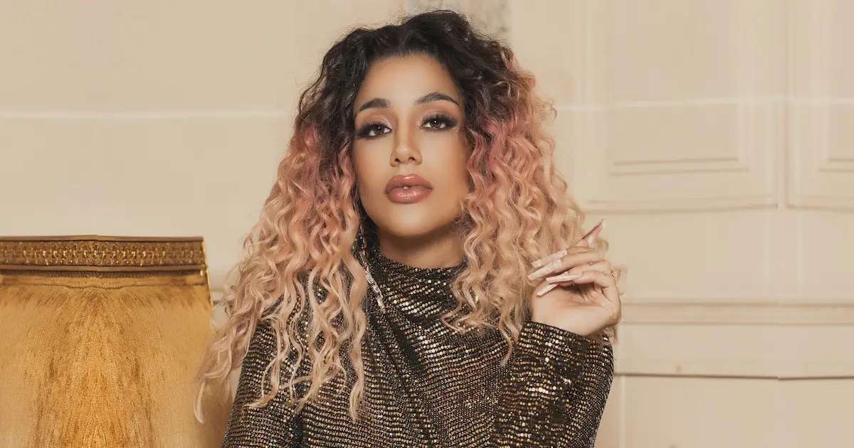 AtraΓ§Γ£o do The Town, Azzy anuncia novo EP e comemora sucesso em 'Vai Na FΓ©'