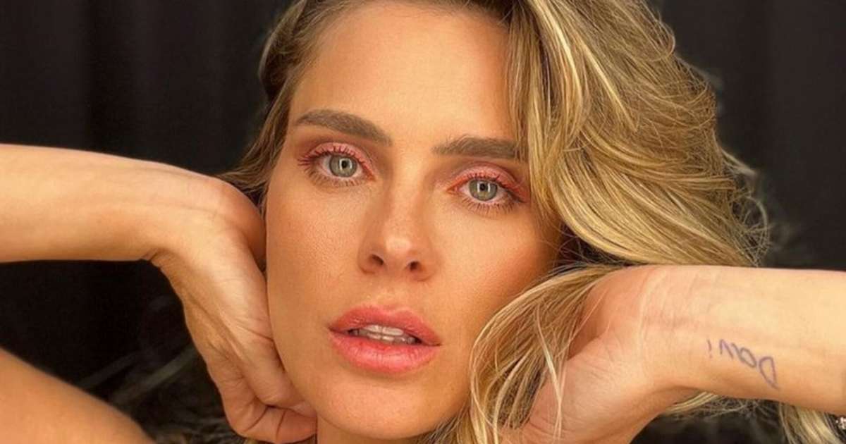 Aos 44 anos, Carolina Dieckmann posa com a barriga de fora e