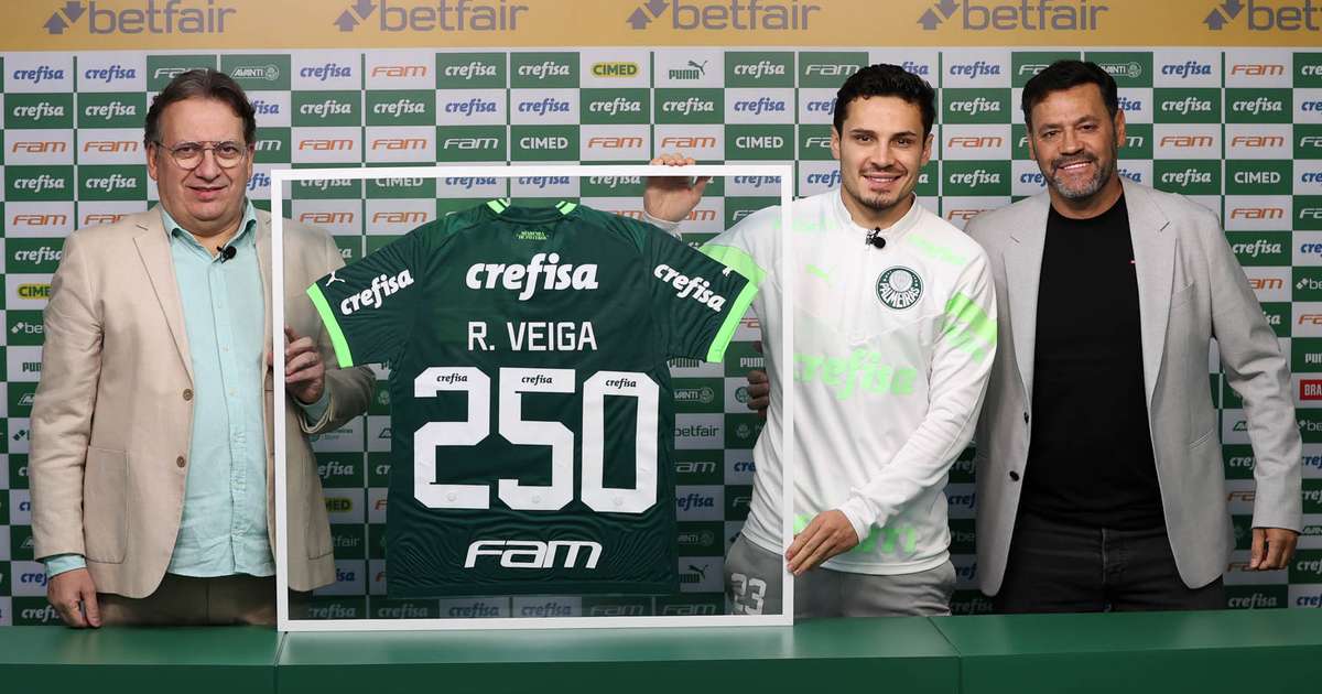 
Raphael Veiga recebe homenagem do Palmeiras por marca de 250 jogos; veja
