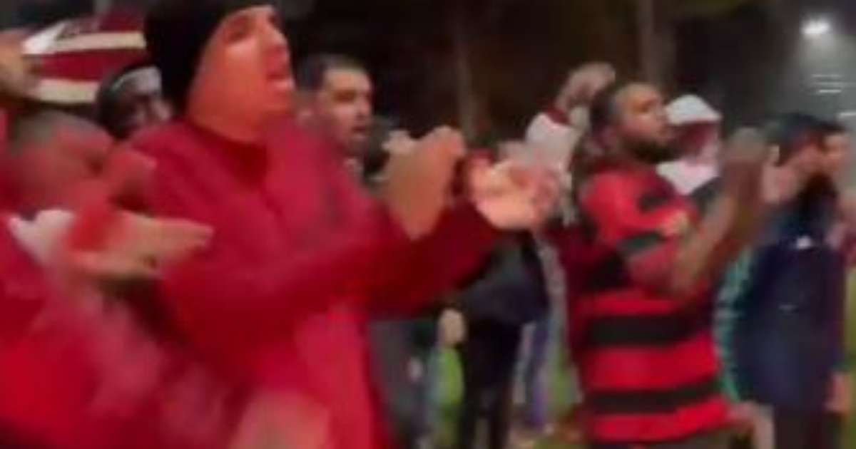 
Torcedores do Flamengo protestam em frente ao local da festa de aniversário de Gabigol
