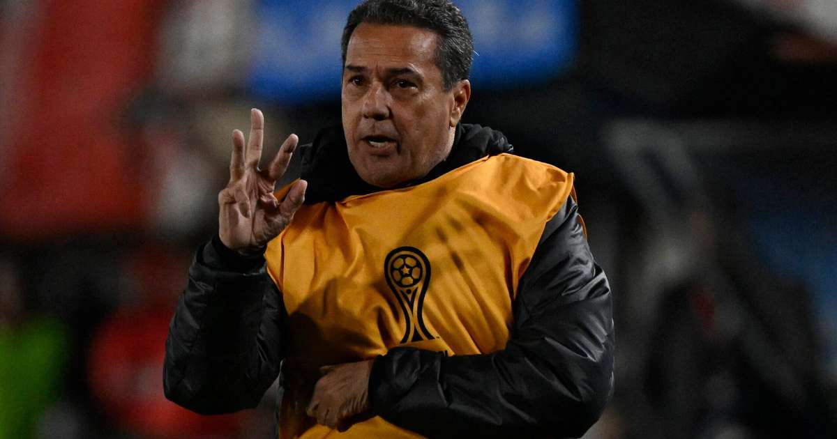
Luxemburgo rebate críticas e não vê erros na estratégia do Corinthians contra o Estudiantes
