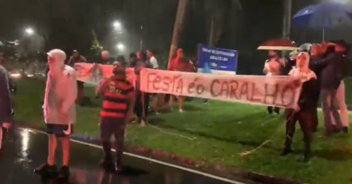 
Torcedores do Flamengo protestam do lado de fora da festa de Gabigol
