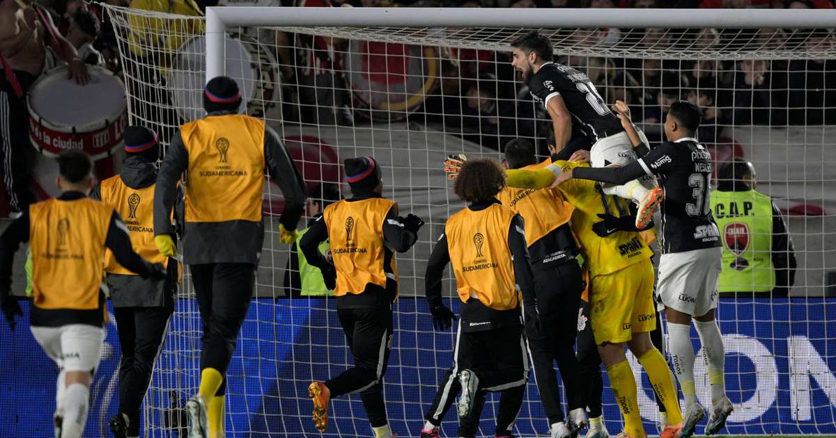 
Escolinha? Corinthians provoca Estudiantes após classificação na Sul-Americana
