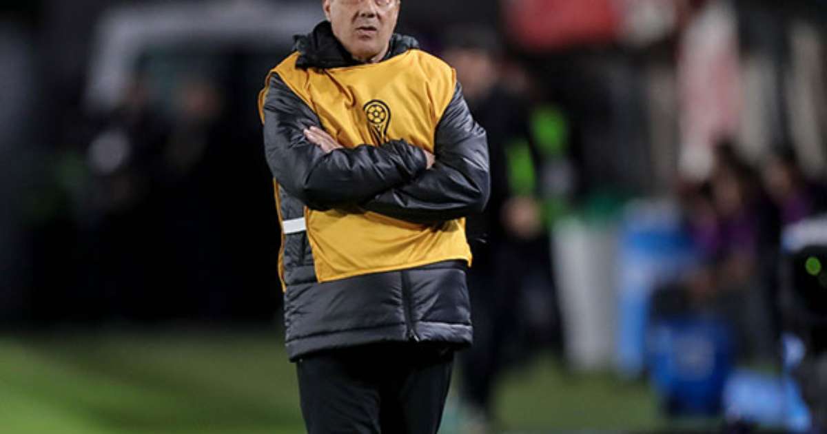 
Criticado, Luxemburgo convive com desconfiança, mesmo após classificação
