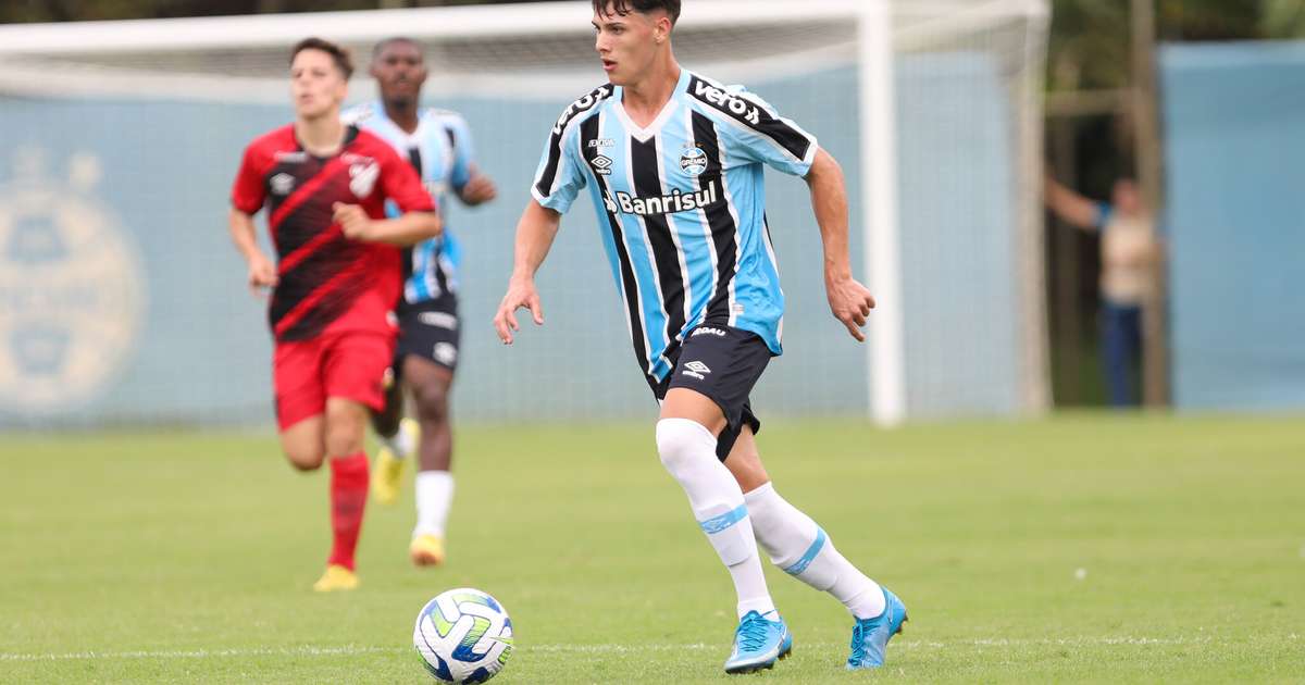 
Grêmio negocia com Portugal dois atacantes formados na base

