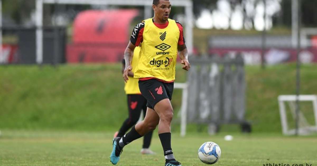 Acertado com o Cruzeiro, Zé Ivaldo é afastado pelo Athletico