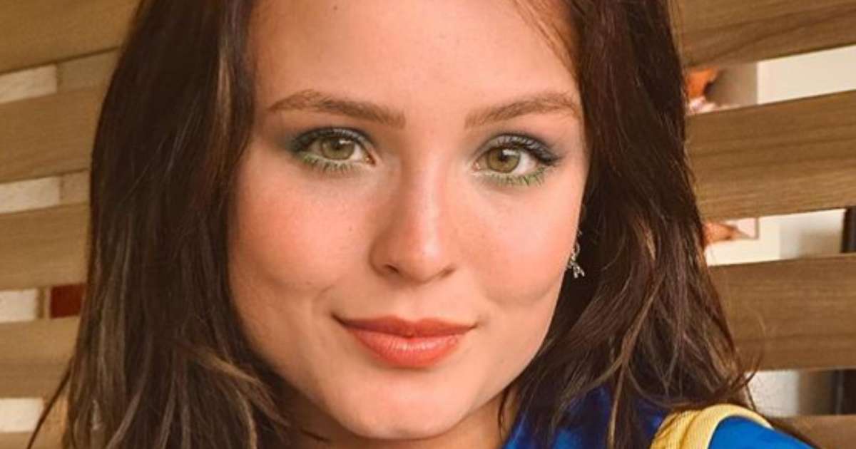 Sem maquiagem, Larissa Manoela esbanja boa forma com fotos de biquíni