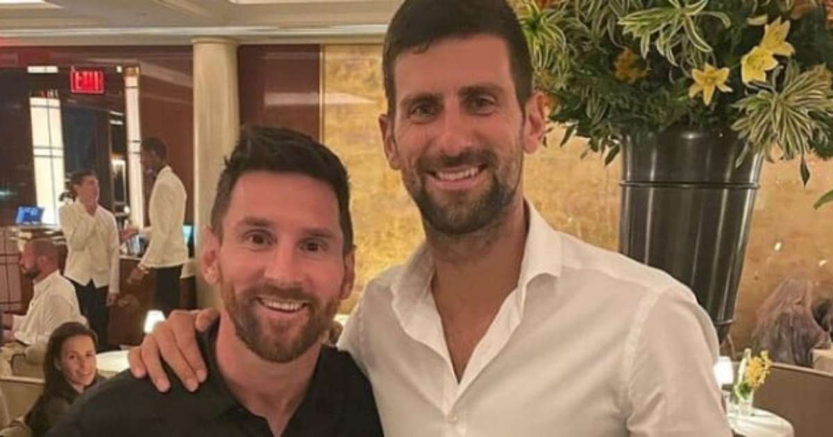 Djokovic vai à cerimônia da Bola de Ouro e abraça Messi