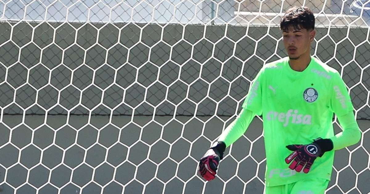 
Luiz Sá, goleiro do Palmeiras sub-17, celebra conquista no México: 