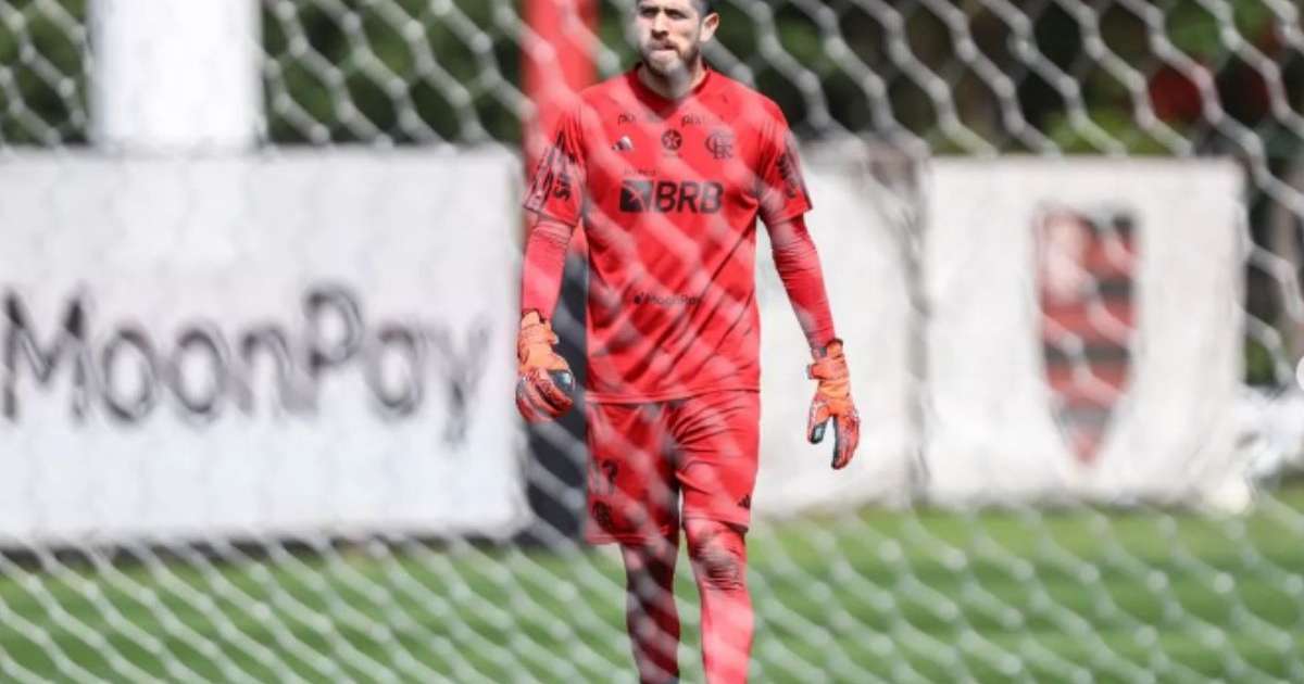 
Rossi treina entre os titulares e pode tomar lugar de Matheus Cunha no gol do Flamengo contra o Botafogo
